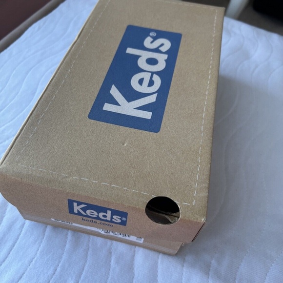 BRAND NEW - RARE Official Taylor Swift RED Keds Size 7 - Picture 4 of 5